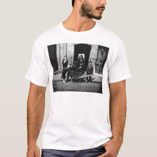 T-shirts Crianças em um precário de Londres