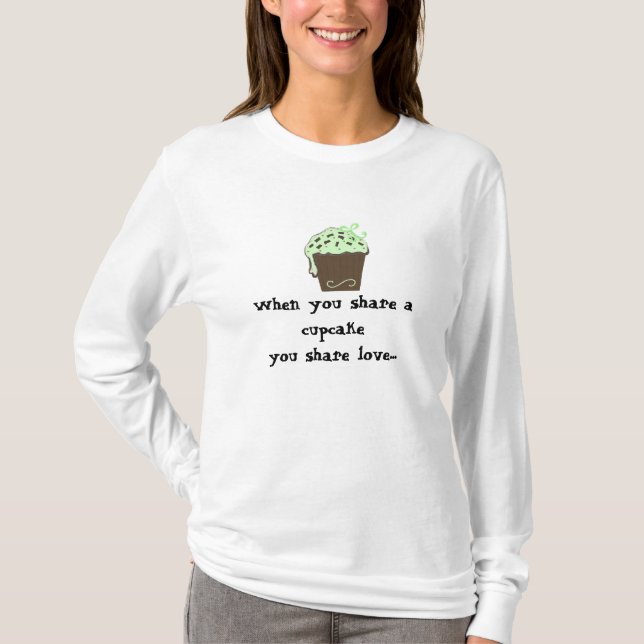 T-shirts Cupcake de Chocolate com Menta com Dito (Frente)