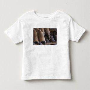 T-shirts Detalhe de garrafas empoeiradas sobre ripas de mad