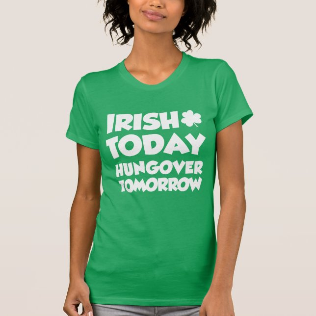 T-shirts Do irlandês amanhã Hungover hoje (na OBSCURIDADE) (Frente)