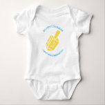 T-shirts Do "texto azul meu primeiro Chanukah"<br><div class="desc">Comemore o primeiro Hanukkah do seu próprio milagre pequeno com design do dreidel do primeiro Chanukah deste "bebê de encantamento".</div>