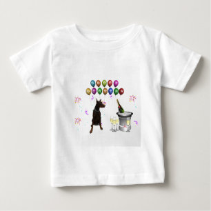 T-shirts Doberman Pinscher desejando o Feliz ano novo 2016