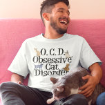 T-shirts Doença Obsessiva de Gatos<br><div class="desc">Eu adoro os meus gatos. Eu tenho TOC,  Transtorno Obsessivo de Gatos. Um gatinho engraçado que faria um presente de gatinho excelente para alguém que gosta de gatinhos fofos. As diferentes raças de gatos estão rastejando nas letras desta camiseta gata fofa.</div>