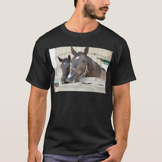T-shirts Dois Cavalos Mastigando uma cerca (Frente)