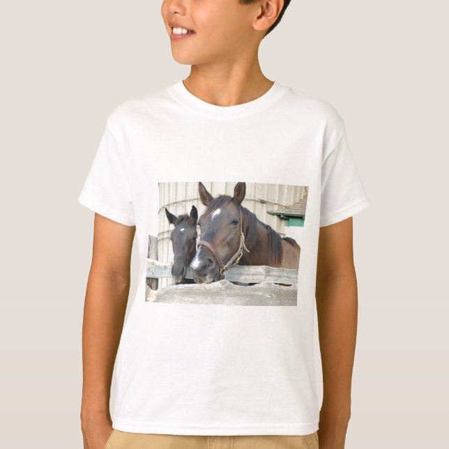T-shirts Dois Cavalos Mastigando uma cerca (Frente)
