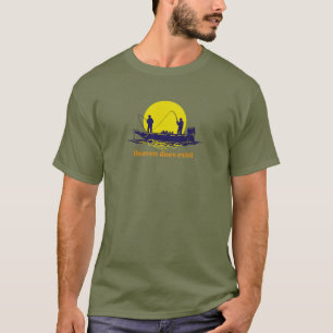 T-shirts Dois homens que pescam em um barco contra um por