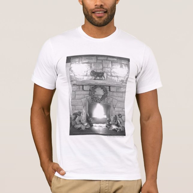 T-shirts Duas meninas que sentam-se por uma lareira no (Frente)