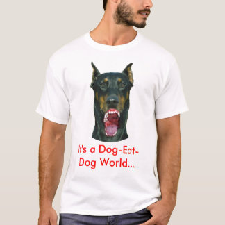 T-shirts É um mundo do cão-comer-cão…