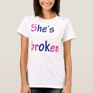 T-shirts Ela está quebrada.