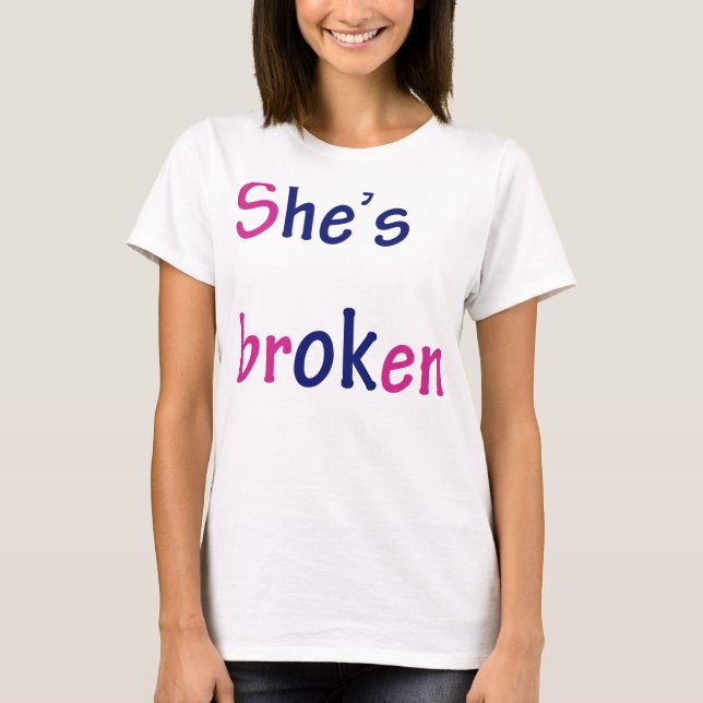 T-shirts Ela está quebrada. (Frente)