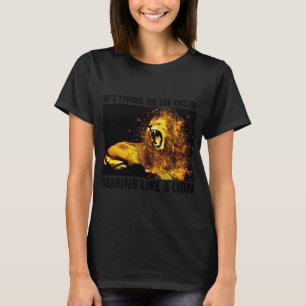 T-SHIRTS ELE ESTÁ VIVENDO EM DENTRO ROARING COMO UMA CAMISE