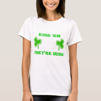 T-shirts Em do beijo de DayDrinker são irlandeses