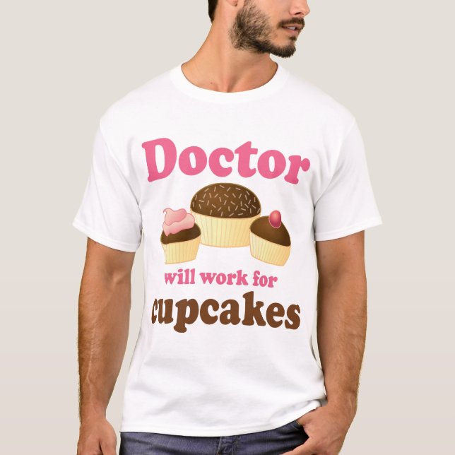 T-shirts Engraçado trabalhará para o doutor dos cupcakes (Frente)