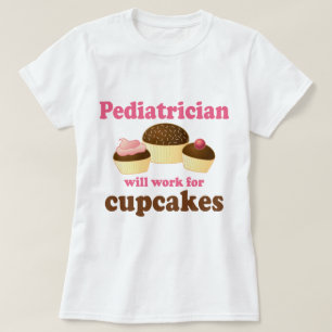 T-shirts Engraçado trabalhará para o pediatra dos cupcake