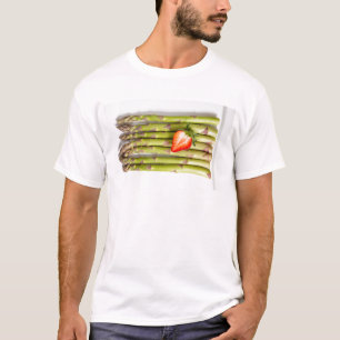 T-shirts Espargos verdes com vista superior aos morangos