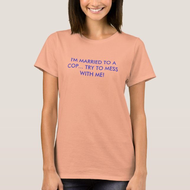 T-SHIRTS ESTOU CASADO COM UM POLICIAL... TENTE MESMO COMIGO (Frente)