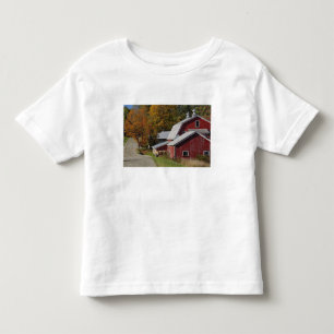 T-shirts Estrada ao lado de celeiro rural clássico/fazenda