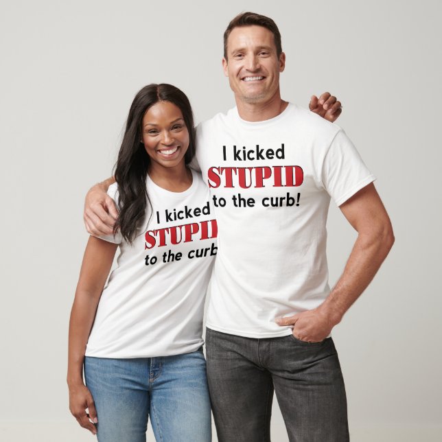 T-shirts Estúpido Preso Ao Curbo (Unissex)