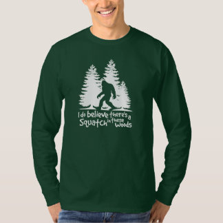 T-shirts Eu acredito que há um Squatch no T destas madeiras