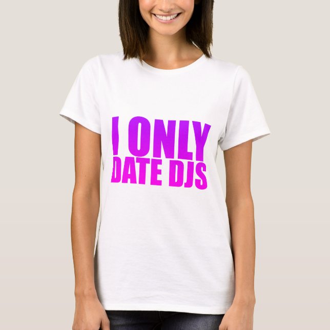 T-shirts Eu dato somente DJs - disco-jóquei namorando da (Frente)