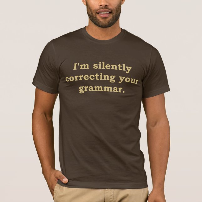 T-shirts Eu estou corrigindo silenciosamente sua gramática (Frente)