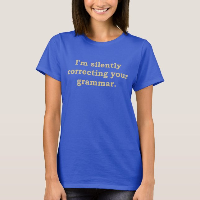 T-shirts Eu estou corrigindo silenciosamente sua gramática (Frente)