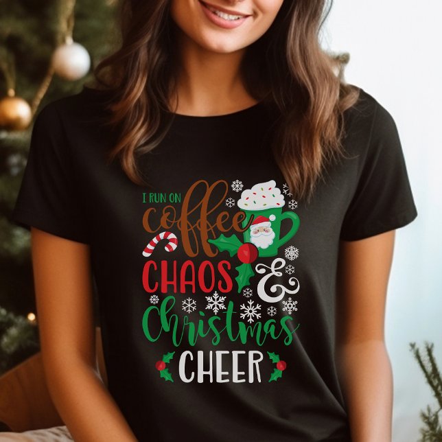 T-shirts Eu Funciono Com Café Caos e Alegria de Natal (Criador carregado)