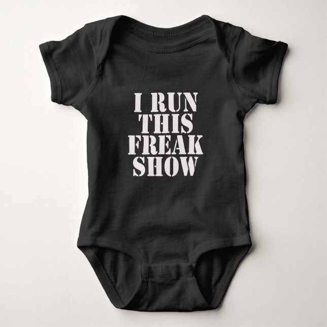 T-shirts Eu funciono este Bodysuit arrepiante da mostra (Frente)