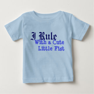 T-shirts Eu governo com um pequeno punho bonito
