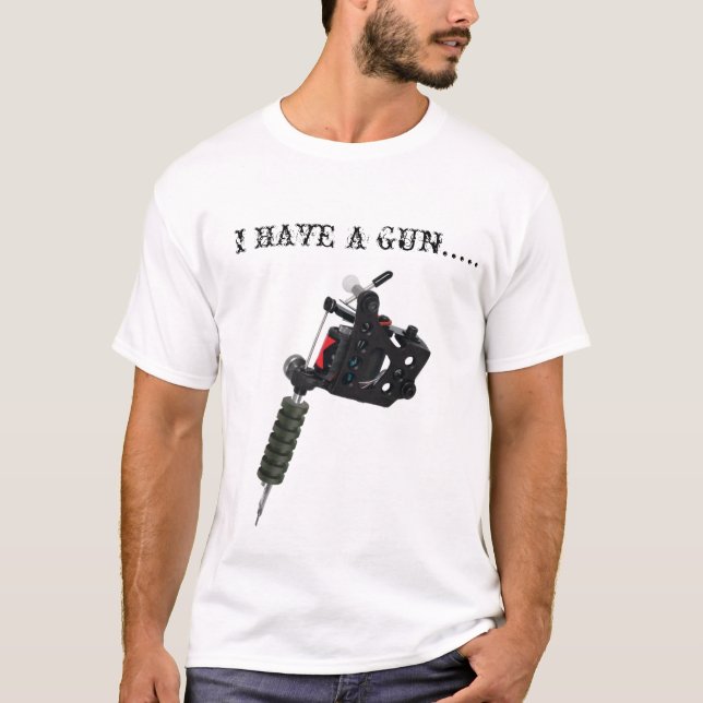 T-shirts Eu tenho a arma da (tatuagem)… (Frente)