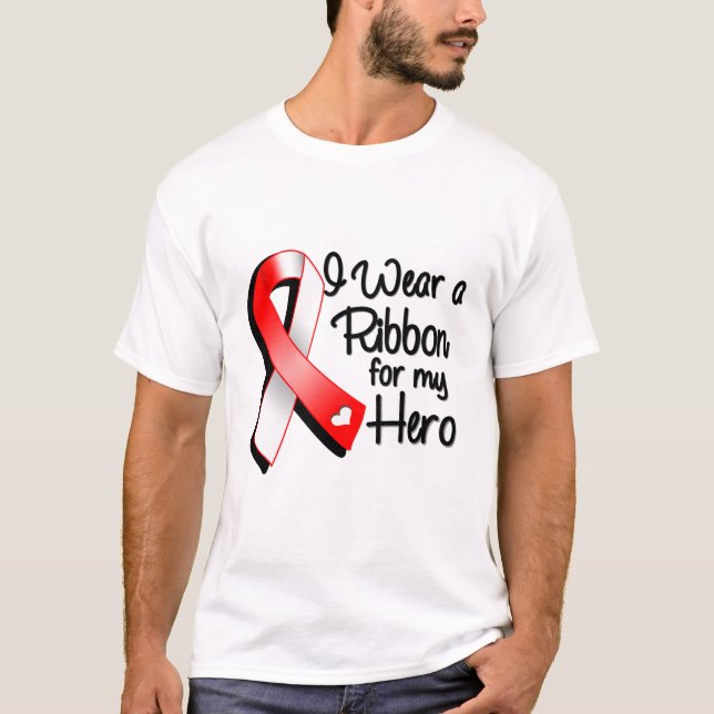 T-shirts Eu visto uma fita vermelha e branca para meu herói (Frente)