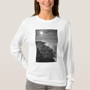 T-shirts EUA. Fluxo de lava derretida no oceano ao nascer d