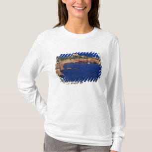 T-shirts Europa, França, Theoule-sur-Mer. Um telhado de tel