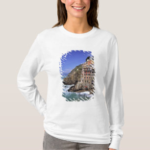 T-shirts Europa, Itália, Riomaggiore. Riomaggiore é constru