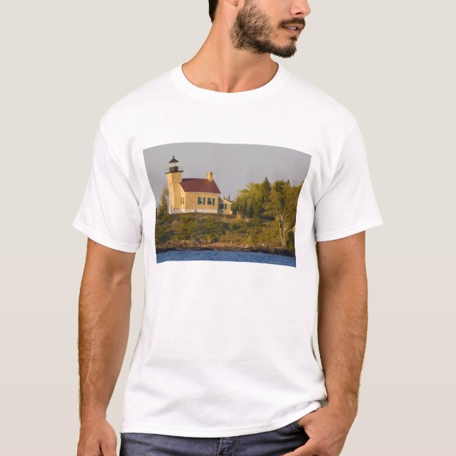 T-shirts Farol no Lago Superior perto de Copper Harbor (Frente)