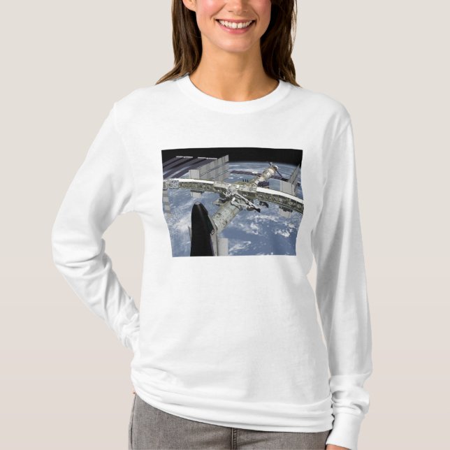 T-shirts Fechar a vista do Shuttle ancorado (Frente)