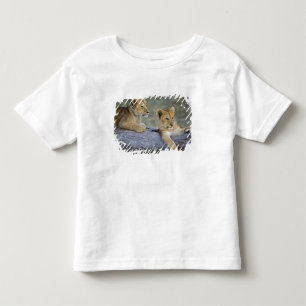 T-shirts Filhotes de Leão no Tronco