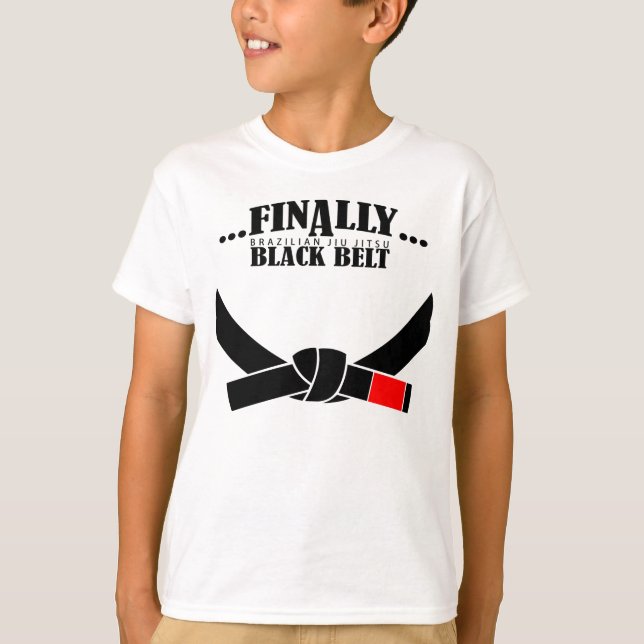 T-shirts Finalmente Um Cinturão Negro BJJ!!! (Frente)