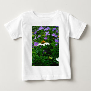 T-shirts Flor de Cone branca, flores roxas e mariposas