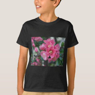 T-shirts Flor de Quince em Flor Rosa na Primavera