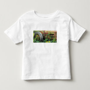 T-shirts Flores da primavera adornam um velho trator.