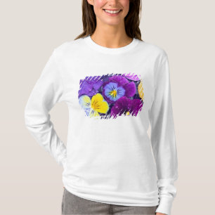 T-shirts Flores de amor-perfeito flutuando em banho de páss
