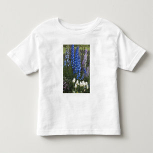 T-shirts Flores de primavera ao longo de um caminho de jard