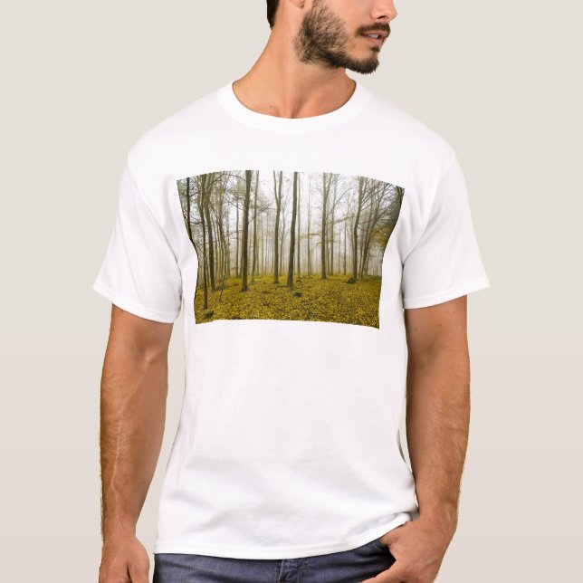 T-shirts Floresta fantástica com neblina e folhas amarelas (Frente)