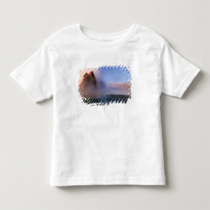 T-shirts Fly Geyser com Granite Range de cumes nevados
