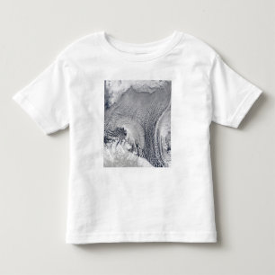 T-shirts Formações incomuns da nuvem sobre o mar de Baren