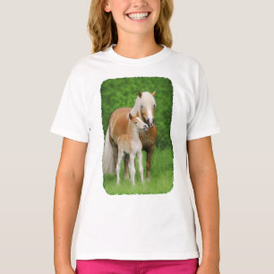 T-shirts Foto bonito da mãe do beijo do potro dos cavalos