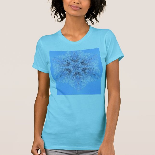 T-shirts Fractal azul delicado do floco de neve (Frente)
