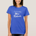 T-shirts Futura Sra. T Shirt para ser noiva/esposa em breve<br><div class="desc">Futura Sra. T Shirt para ser noiva/esposa. Design de festa de noiva. O humor de casamento para logo ser mulher casada. Bela ideia de casamento, aniversário, festa de solteira ou presente de lua de mel para noiva. Slogan de casamento engraçado, personalizável. O humor recém-casado. Crie um para o marido também....</div>