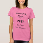 T-shirts Futuro Cor-de-Rosa<br><div class="desc">WeddingsbyRhoadie é o lugar mais importante para produtos personalizados únicos! Celebre o seu próximo casamento com esta camiseta noiva. Esta camisa cor-de-algodão cor-de-rosa apresenta "Noiva de dezembro" "Ano" com o Futuro Sra. Seu Nome modelo,  escrito em preto. Peça o seu hoje!</div>